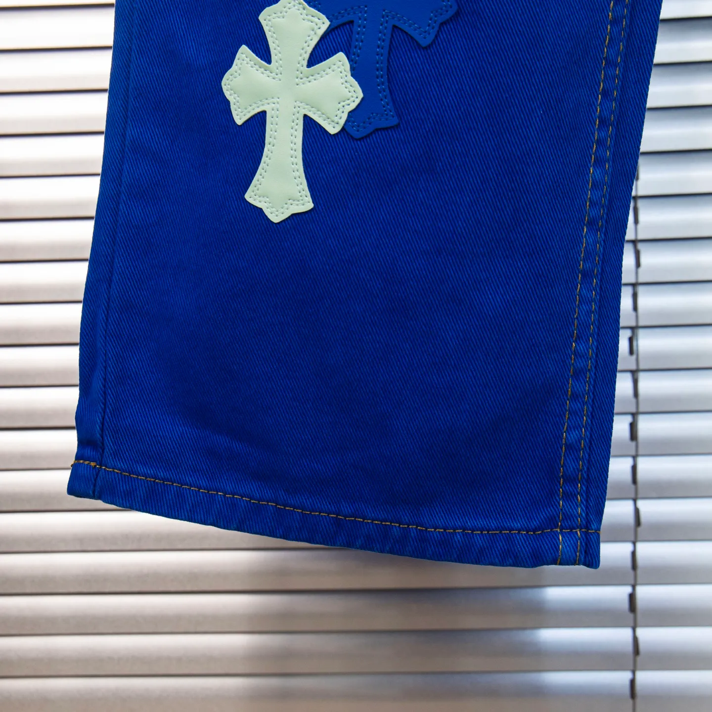 P270 Chrome hearts｜ch Chrome Hearts London-limited dopamine blue leather jeans - charming dopamine personality jeans, indispensable for fashionistas, the same model for celebrities, and a model touted by many bloggers. This new pair of pants is perfect in terms of shape and upper body. It is no exaggeration to say that making a pair of jeans is equivalent to the time of making 20 short-sleeved jeans. The fabric is made of high-quality imported denim. It has a unique high-end texture. I am very satisfied with it after washing and proofing several times. Style number: 1751# Color: Dopamine blue Size: 28 30 32 34